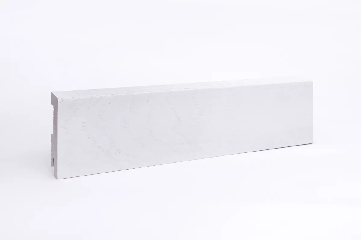 Massivholz-Sockelleiste 80mm mit abgeschrägter Vorderkante - Eiche weiß lackiert