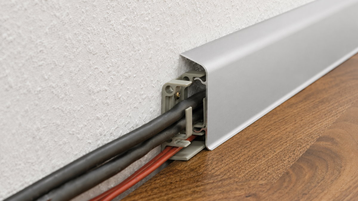 Metal skirting for cable installation - silver
