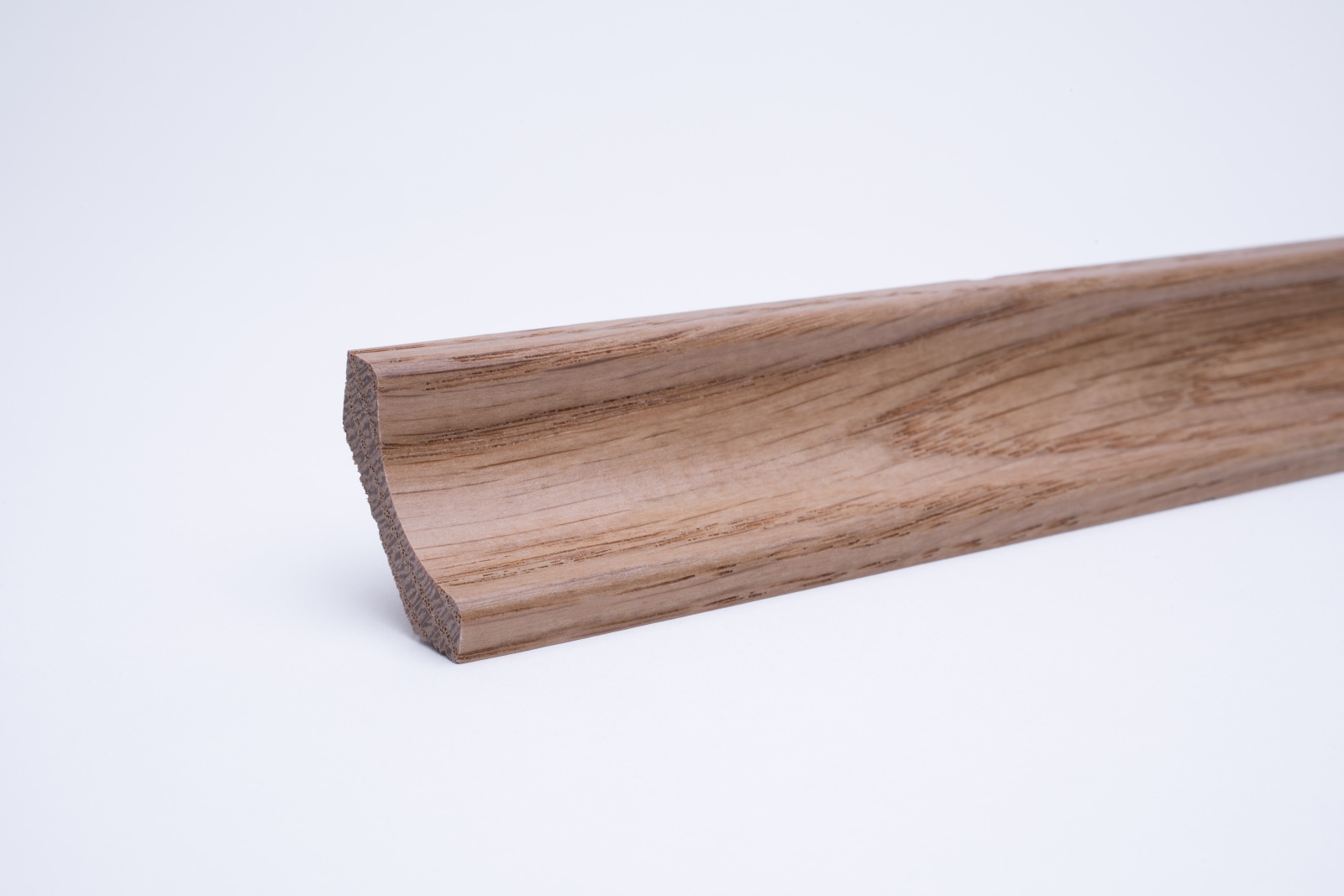 Real wood skirting as coved profile in oak varnished