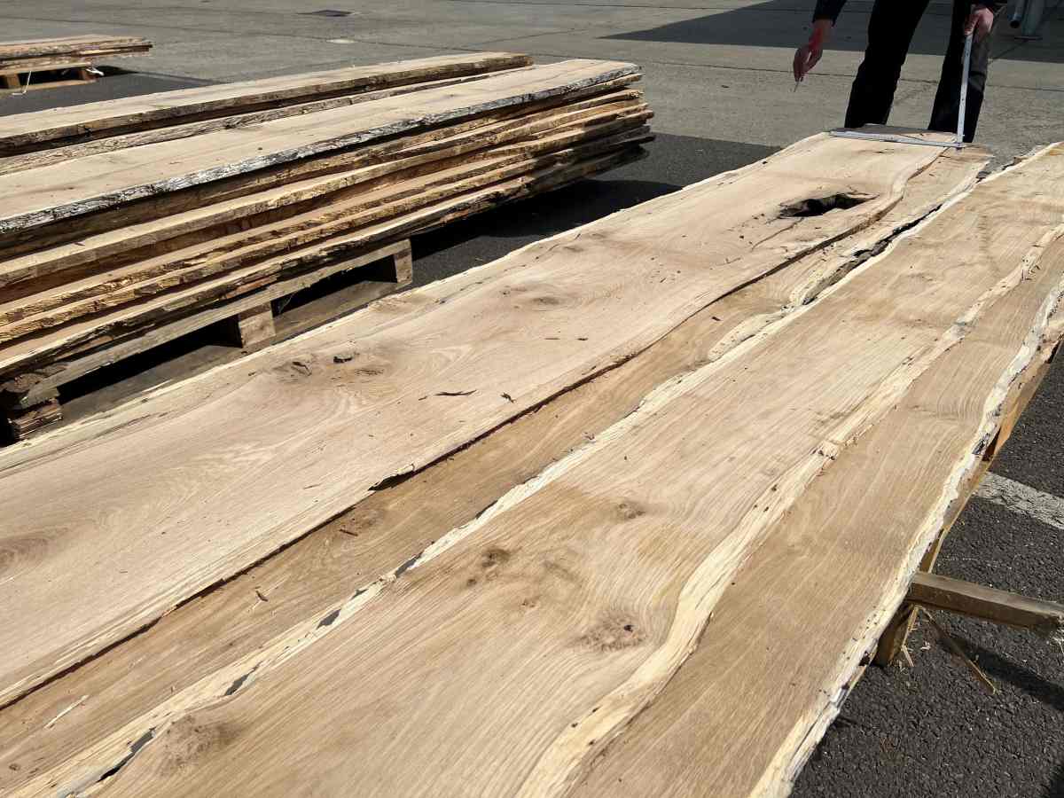 Eiche rustikal 80 x 18-25 cm - mit Baumkante, unbesäumt und entrindet - unbehandelt